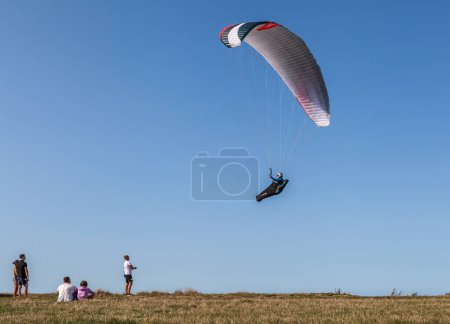 Téléchargez les photos : Vue d'un parapente pratiquant un sport extrême à Trzesacz en Pologne vers août 2021 à Trzesacz. - en image libre de droit