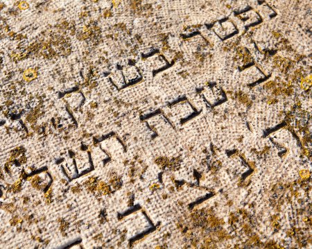 Téléchargez les photos : JERUSALEM, ISRAEL - CIRCA MAI 2018 : Vue d'une pierre tombale juive dans un cimetière - en image libre de droit
