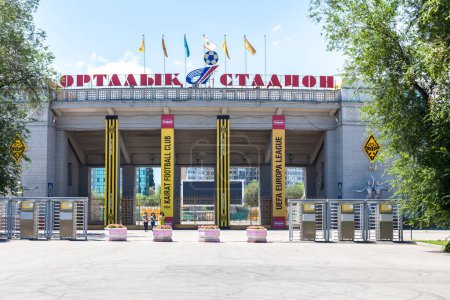 Téléchargez les photos : ALMATY, KAZAKHSTAN - CIRCA JUIN 2017 : Vue du stade de football de Kairat Almaty vers juin 2017 à Almaty. - en image libre de droit