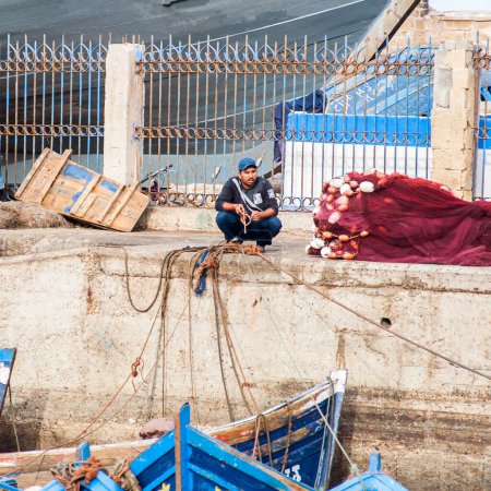 Foto de ESSAOUIRA, MARRUECOS - CIRCA SEPTIEMBRE DE 2014: Puerto de Essaouira alrededor de septiembre de 2014 en Essaouira. - Imagen libre de derechos