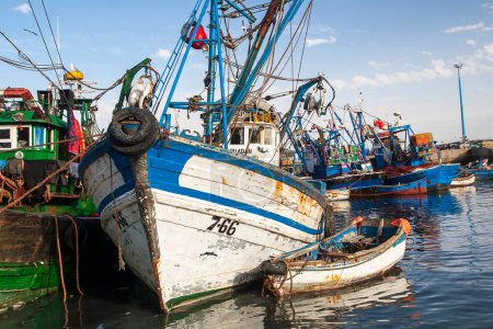 Téléchargez les photos : ESSAOUIRA, MAROC - CIRCA SEPTEMBRE 2014 : Port d'Essaouira vers septembre 2014 à Essaouira. - en image libre de droit
