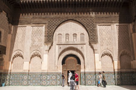 Téléchargez les photos : MARRAKECH, MAROC - CIRCA SEPTEMBRE 2014 : La Madrasa Ben Youssef vers septembre 2014 à Marrakech. - en image libre de droit