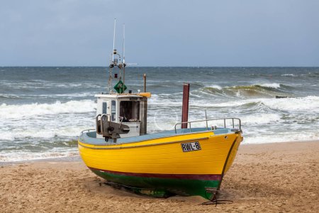 Foto de Barco de pesca en la playa de Niechorz - Imagen libre de derechos