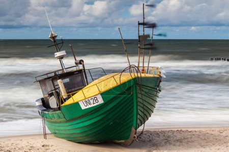 Téléchargez les photos : Bateau de pêche sur la plage à Uniesci - en image libre de droit