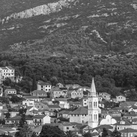 Foto de Hermosa vista de la ciudad de Jelsa en la isla de Hvar en Croacia. - Imagen libre de derechos