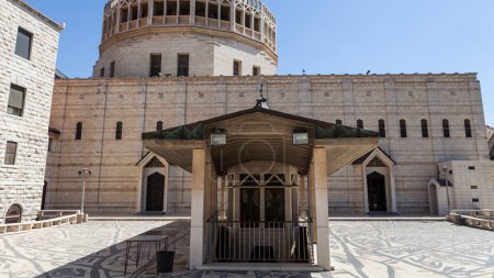 Foto de NAZARETH, ISRAEL - CIRCA MAYO 2018: La Basílica de la Anunciación en Nazaret alrededor de mayo 2018 en Nazaret. - Imagen libre de derechos