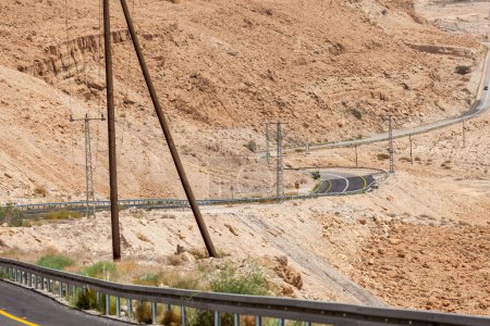 Foto de NAGEV, ISRAEL - CIRCA MAYO 2018: Vista de la carretera a través del desierto del Negev alrededor de mayo 2018 en Nagev. - Imagen libre de derechos