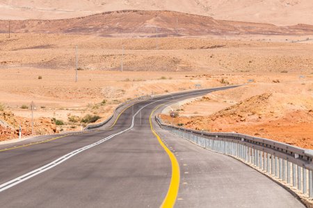 Foto de Vista del camino a través del desierto del Néguev en Israel. - Imagen libre de derechos