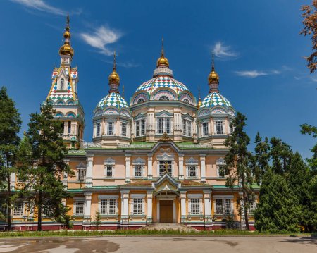 Téléchargez les photos : ALMATY, KAZAKHSTAN - CIRCA JUIN 2017 : La cathédrale de l'Ascension également connue sous le nom de cathédrale Zenkov une cathédrale orthodoxe russe située dans le parc Panfilov à Almaty vers juin 2017 à Almaty. - en image libre de droit