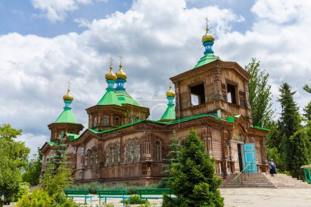 Téléchargez les photos : KARAKOL, KYRGYZSTAN - CIRCA JUIN 2017 : Église orthodoxe de la Sainte Trinité dans la ville de Karakol, région d'Issyk-Kul vers juin 2017 à Karakol. - en image libre de droit