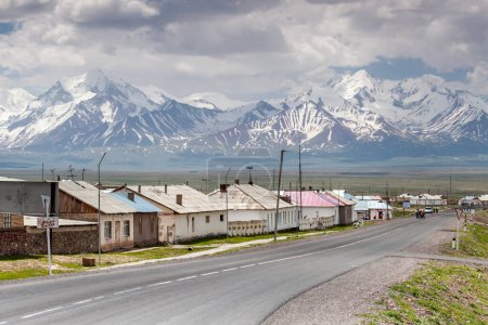 Foto de SARY-TASH, KYRGYZSTAN - CIRCA JUNIO 2017: Ver en Sary-Tash un pueblo y una importante encrucijada en el Valle de Alay de la región de Osh, Kirguistán, alrededor de junio de 2017 en Sary-Tash. - Imagen libre de derechos