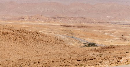 Téléchargez les photos : Vue de la route à travers le désert du Néguev en Israël. - en image libre de droit