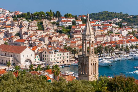 Téléchargez les photos : Belle vue sur la ville de Hvar sur l'île de Hvar en Croatie vers août 2016 à Hvar. - en image libre de droit