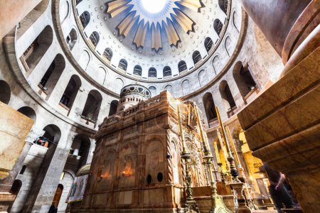 Foto de JERUSALEM, ISRAEL - CIRCA MAYO 2018: Iglesia del Santo Sepulcro - Imagen libre de derechos