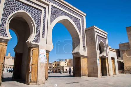 Foto de FES, MARRUECOS - CIRCA SEPTIEMBRE 2014: Puerta Bab Rcif de la antigua medina de Fe - Imagen libre de derechos