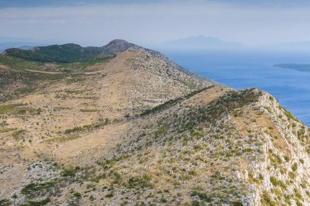 Téléchargez les photos : Belle vue depuis le sommet de Sveti Nikola la plus haute sur l'île de Hvar. - en image libre de droit