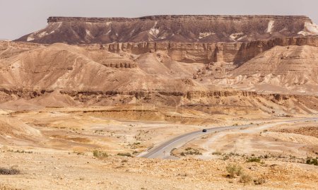 Téléchargez les photos : NAGEV, ISRAEL - CIRCA MAI 2018 : Vue de la route à travers le désert du Néguev vers mai 2018 à Nagev. - en image libre de droit
