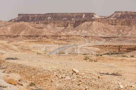 Téléchargez les photos : Vue de la route à travers le désert du Néguev en Israël. - en image libre de droit
