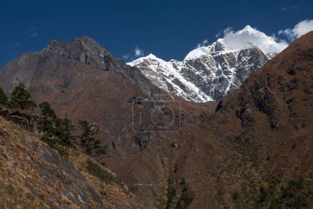 Foto de MONG LA, NEPAL - CIRCA OCTUBRE 2013: vista del Himalaya en el camino a Phortse Thang alrededor de octubre de 2013 en Mong La. - Imagen libre de derechos