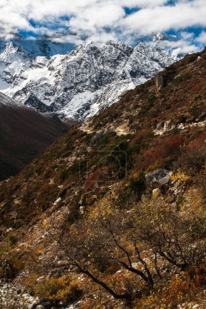 Foto de PANGBOCHE, NEPAL - CIRCA OCTUBRE 2013: vista del Himalaya desde el pueblo de Pangboche hacia octubre de 2013 en Pangboche. - Imagen libre de derechos