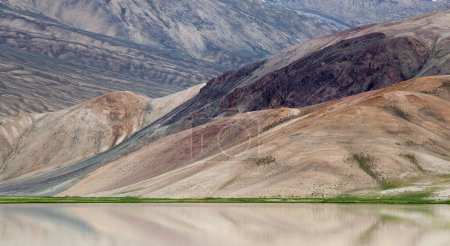 Téléchargez les photos : Belle vue sur le lac Bulunkul à Pamir au Tadjikistan - en image libre de droit
