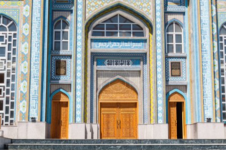 Foto de DUSHANBE, TAJIKISTÁN - CIRCA JUNIO 2017: Mezquita Haji Yaqub en Dushanbe alrededor de junio de 2017 en Dushanbe. - Imagen libre de derechos