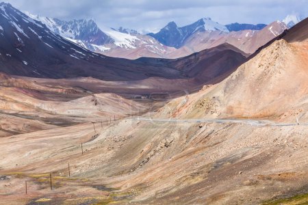 Foto de Hermosa vista de las montañas Pamir en Ak-Baital Pass en Tayikistán. - Imagen libre de derechos