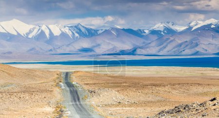 Foto de Hermosa vista del lago Karakul en Pamir en Tayikistán - Imagen libre de derechos