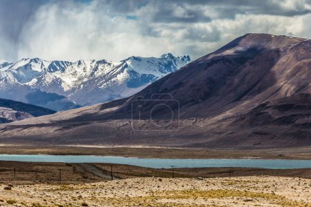 Foto de Hermosa vista del lago Sasykkul en Pamir en Tayikistán - Imagen libre de derechos