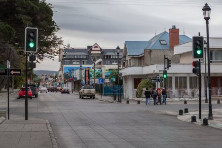 Foto de PUNTA ARENAS, CHILE - CIRCA FEBRERO 2023: Punta Arenas, una ciudad en el sur de Chile, se encuentra en el Estrecho de Magallanes alrededor de febrero de 2023 en Punta Arenas. - Imagen libre de derechos