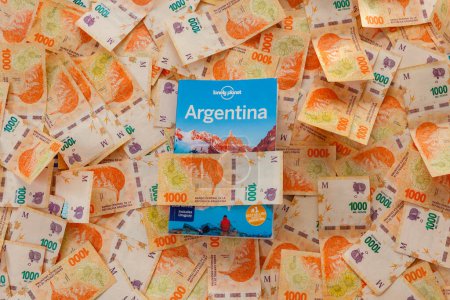 Foto de USHUAIA, ARGENTINA - CIRCA FEBRERO 2023: El peso en tiempos de inflación en Argentina alrededor de febrero 2023 en Ushuaia. - Imagen libre de derechos