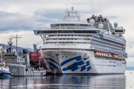 Téléchargez les photos : USHUAIA, ARGENTINE - CIRCA FÉVRIER 2023 : Navire à passagers dans le port d'Ushuaia vers février 2023 à Ushuaia. - en image libre de droit
