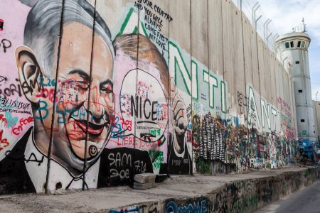 Foto de BETHLEHEM, ISRAEL - CIRCA MAYO 2018: La barrera o muro de Cisjordania israelí alrededor de mayo de 2018 en Belén. - Imagen libre de derechos