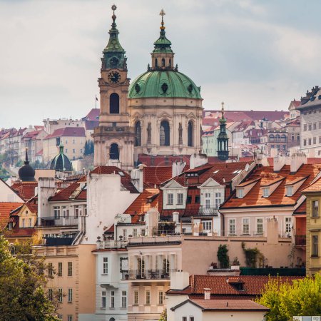Foto de PRAGA, REPÚBLICA CHECA - CIRCA MAYO 2017: Vista de la ciudad de Praga, la capital de la República Checa alrededor de mayo 2017 en Praga. - Imagen libre de derechos