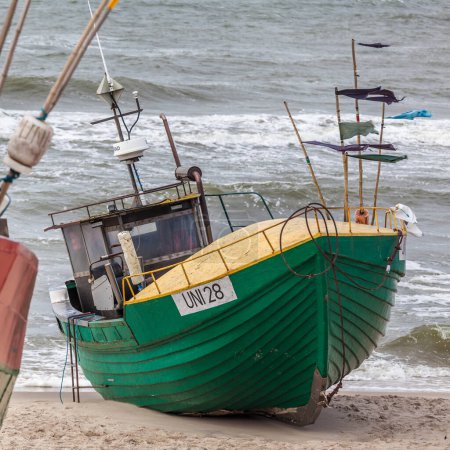 Foto de Barco de pesca en la playa en Uniesci - Imagen libre de derechos