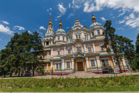 Foto de ALMATY, KAZAKHSTAN - CIRCA JUNIO 2017: La Catedral de la Ascensión también conocida como Catedral de Zenkov, una catedral ortodoxa rusa ubicada en el Parque Panfilov en Almaty alrededor de junio de 2017 en Almaty. - Imagen libre de derechos