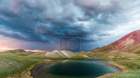 Foto de Hermosa vista del lago Tulpar Kul en Kirguistán durante la tormenta - Imagen libre de derechos