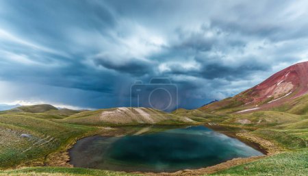 Hermosa vista del lago Tulpar Kul en Kirguistán durante la tormenta