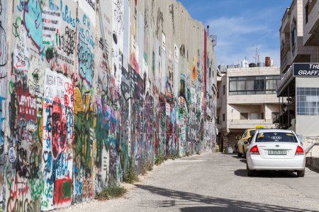 Téléchargez les photos : BETHLEHEM, ISRAEL - CIRCA MAI 2018 : Barrière ou mur israélien en Cisjordanie vers mai 2018 à Bethléem. - en image libre de droit