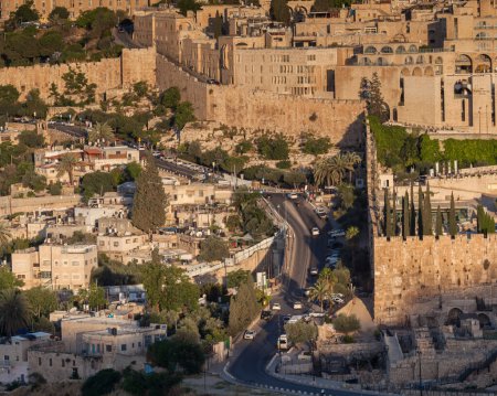 Foto de JERUSALEM, ISRAEL - CIRCA MAYO 2018: maravilloso panorama de la ciudad de Jerusalén alrededor de mayo 2018 en Jerusalén. - Imagen libre de derechos