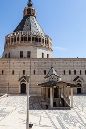 Foto de NAZARETH, ISRAEL - CIRCA MAYO 2018: La Basílica de la Anunciación en Nazaret alrededor de mayo 2018 en Nazaret. - Imagen libre de derechos