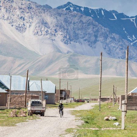 Téléchargez les photos : SARY-MOGUL, KYRGYZSTAN - CIRCA JUIN 2017 : Vue sur Sary-Mogul un village d'environ 3000 personnes sur le côté nord de la vallée de l'Alay dans le sud du Kirghizistan vers juin 2017 à Sary-Mogul. - en image libre de droit