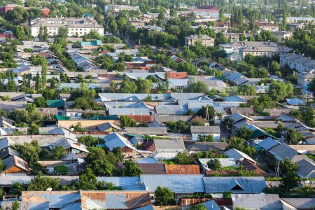 Foto de OSH, KYRGYZSTAN - CIRCA JUNIO 2017: La vida en las calles de Osh la segunda ciudad más grande de Kirguistán, ubicada en el valle de Fergana en el sur del país alrededor de junio de 2017 en Osh. - Imagen libre de derechos
