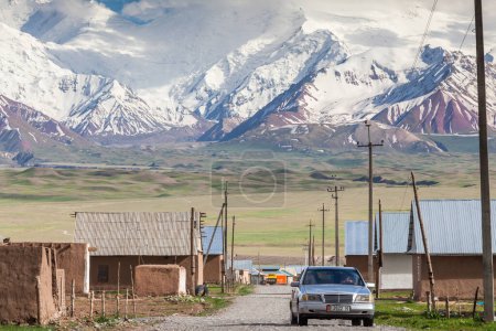 Foto de SARY-MOGUL, KYRGYZSTAN - CIRCA JUNIO 2017: Ver en Sary-Mogul un pueblo de alrededor de 3000 personas en el lado norte del Valle del Alay en el sur de Kirguistán alrededor de junio de 2017 en Sary-Mogul. - Imagen libre de derechos