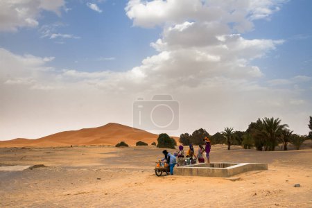 Téléchargez les photos : HASSILABIED, MAROC - CIRCA SEPTEMBRE 2014 : vue du village Hassilabied près de Merzouga, Erg Chebbi dunes de sable circa Septembre 2014 à Hassilabied. - en image libre de droit