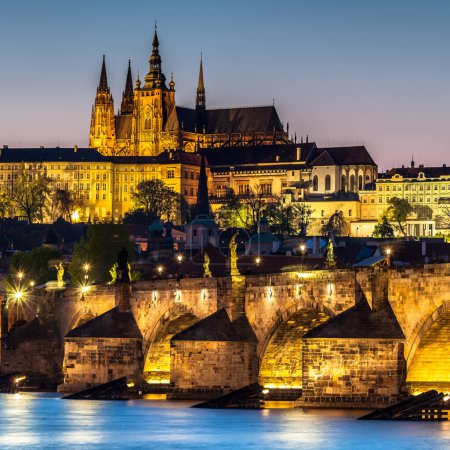 Téléchargez les photos : PRAGUE, RÉPUBLIQUE TCHÈQUE - CIRCA AVRIL 2017 : Vue du pont Charles à Prague vers avril 2017 à Prague. - en image libre de droit