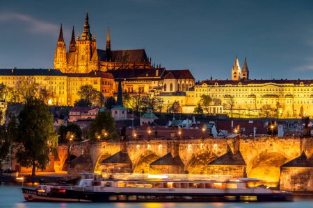 Foto de PRAGA, REPÚBLICA CHECA - CIRCA MAYO 2017: Vista del centro histórico de Praga con el castillo, el puente de Carlos y la Vltava alrededor de mayo de 2017 en Praga. - Imagen libre de derechos