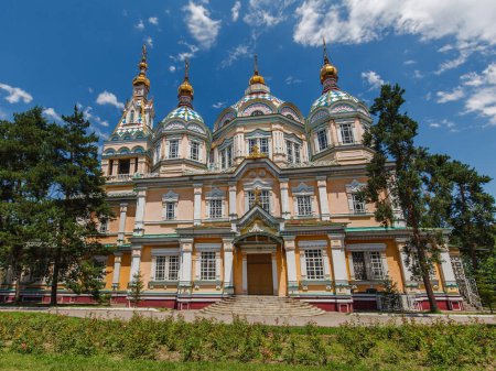 Foto de ALMATY, KAZAKHSTAN - CIRCA JUNIO 2017: La Catedral de la Ascensión también conocida como Catedral de Zenkov, una catedral ortodoxa rusa ubicada en el Parque Panfilov en Almaty alrededor de junio de 2017 en Almaty. - Imagen libre de derechos