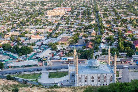 Téléchargez les photos : SST, KYRGYZSTAN - CIRCA JUIN 2017 : La vie dans les rues d'Osh la deuxième plus grande ville du Kirghizistan, située dans la vallée de Fergana dans le sud du pays vers juin 2017 à Osh. - en image libre de droit