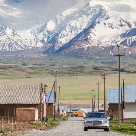 Téléchargez les photos : SARY-MOGUL, KYRGYZSTAN - CIRCA JUIN 2017 : Vue sur Sary-Mogul un village d'environ 3000 personnes sur le côté nord de la vallée de l'Alay dans le sud du Kirghizistan vers juin 2017 à Sary-Mogul. - en image libre de droit